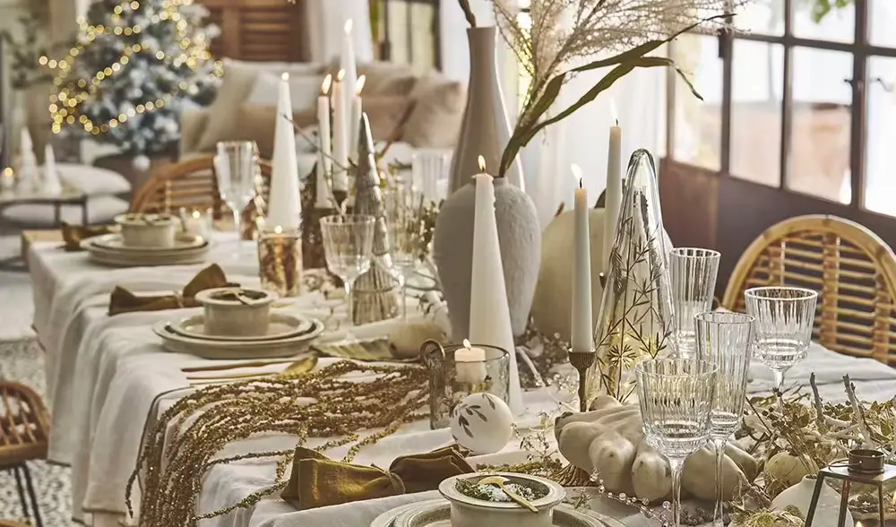Natural Christmas table ideas with wood, greenery and candlelight